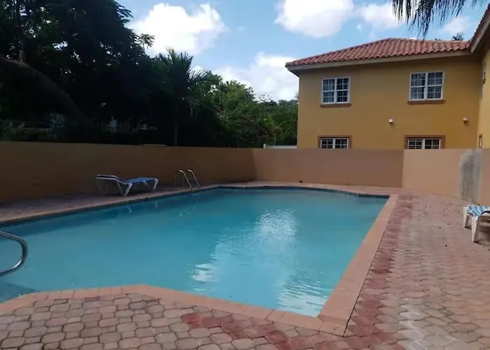 Ivys Luxury Townhouse
